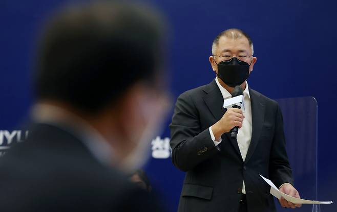 Hyundai Motor Group Chairman Chung Euisun speaks with Prime Minister Kim Boo-kyum as part of the government’s youth support campaign, “Youth Hope ON,” at Hyundai Motor Studio in Goyang, Gyeonggi Province, Monday. (Yonhap)