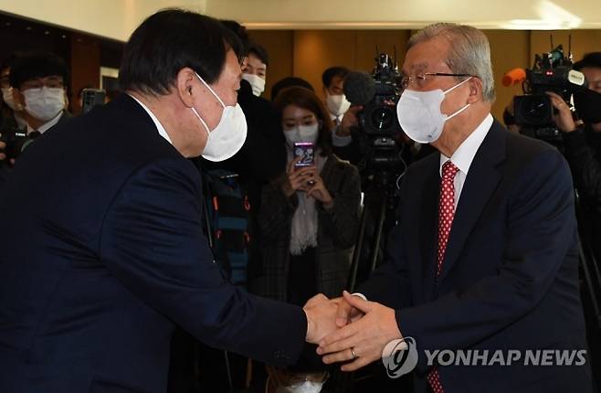 국민의힘 윤석열 대선 후보(왼쪽)가 지난 15일 서울 용산구 그랜드 하얏트 서울 호텔에서 열린 만화로 읽는 오늘의 인물이야기 '비상대책위원장-김종인' 출판기념회에 참석해 김 전 비대위원장과 악수하고 있다.   연합뉴스