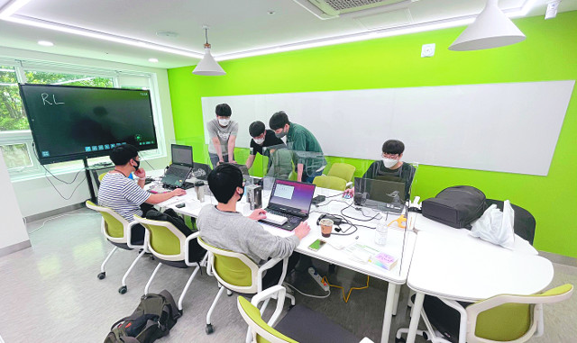 서울시 청년취업사관학교는 웹퍼블리싱, 사용자 경험·인터페이스 디자인 등을 통해 기업체가 필요로 하는 인재를 양성해 취업 기회를 확대하고 있다. 사진은 청년취업사관학교 모습. 서울시 제공