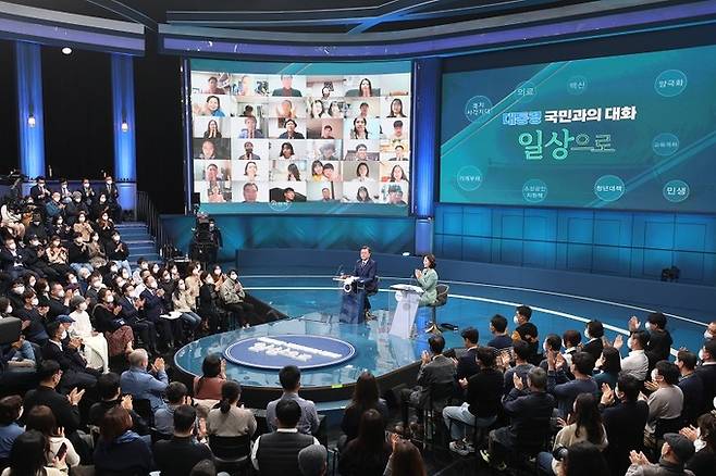 문재인 대통령이 지난 21일 오후 서울 여의도 KBS 공개홀에서 열린 ‘2021 국민과의 대화’에서 국민 패널들의 질문에 답하고 있다. 연합뉴스