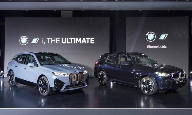 22일 인천 영종도 BMW드라이빙센터에 이날 출시된 BMW의 순수 전기차 ‘더 iX’(왼쪽)와 ‘뉴 iX3’ 차량이 전시돼 있다. BMW코리아 제공
