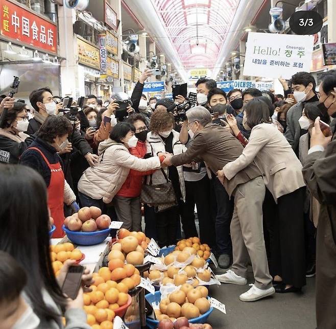 지난 21일 충북 청주 육거리종합시장 방문 유세에서 김씨가 이 후보의 허리를 감싸 안은 모습. 이재명 인스타그램