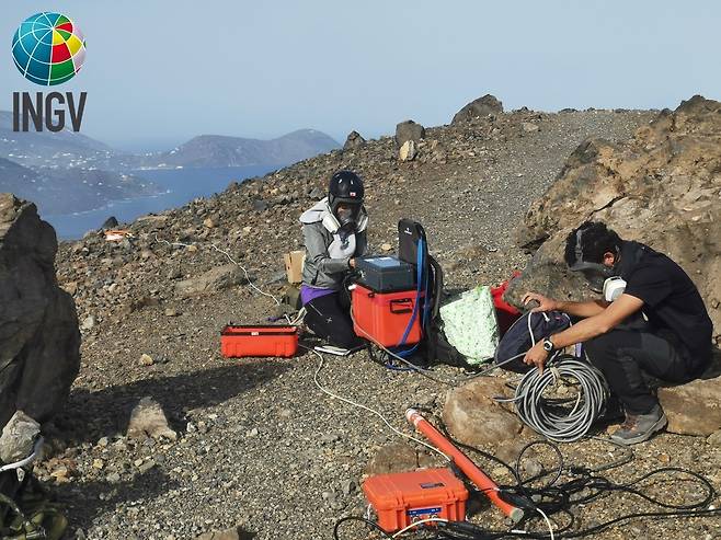 불카노섬에서 화산 활동을 조사하는 연구자들의 모습.(사진=INGV)