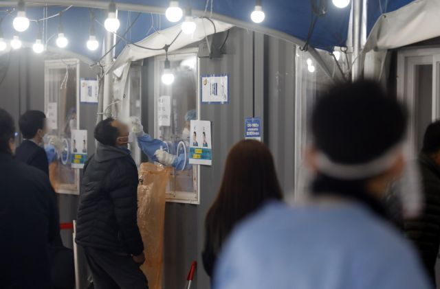 지난 19일 서울역 코로나19 임시선별검사소에서 시민들이 검사를 받고 있다. / 사진=뉴시스