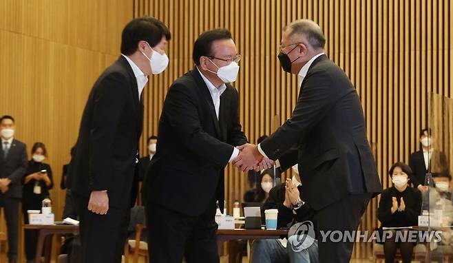 정의선 회장 손잡는 김부겸 총리 (고양=연합뉴스) 김인철 기자 = 22일 오전 경기도 고양시 일산 현대모터스튜디오에서 열린 청년희망ON에서 김부겸 국무총리, 안경덕 고용노동부 장관이 정의선 현대자동차그룹 회장과 인사하고 있다. 2021.11.22 yatoya@yna.co.kr