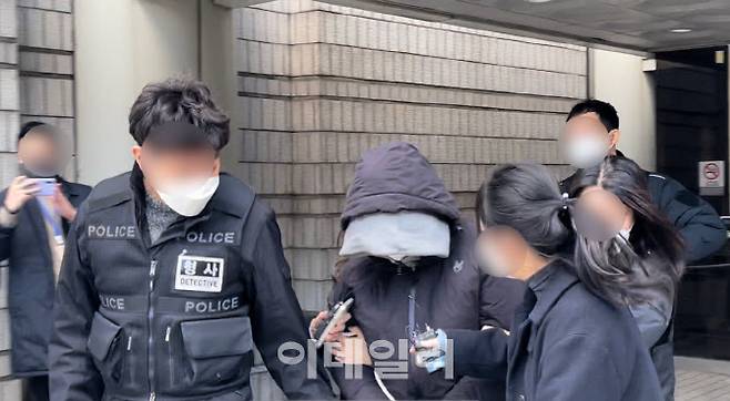 세 살 의붓아들을 때려 숨지게 한 혐의를 받는 30대 여성이 23일 오후 3시 10분 서울중앙지법 구속 전 피의자심문(영장실질심사)을 마치고 법정에서 빠져 나오고 있다. (사진=김대연 기자)