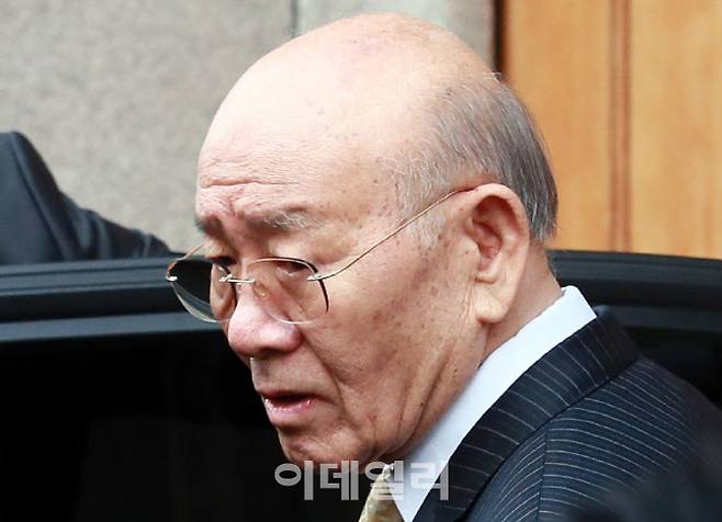 [이데일리 노진환 기자] 사자명예훼손 혐의를 받고 있는 전두환씨가 11일 법정출석을 위해 서울 서대문구 연희동 자택을 나서고 있다.