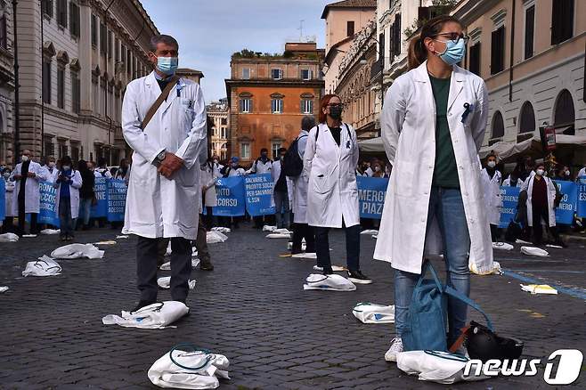 이탈리아 로마 중심부에서 의료진이 인력 부족에 항의하는 시위를 벌이고 있다. © AFP=뉴스1
