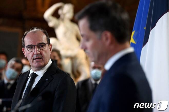 22일 장 카스텍스 프랑스 총리(왼쪽)와 알렉산더 드크루 벨기에 총리가 기자회견에서 발언하고 있다.© AFP=뉴스1