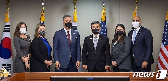 서욱 국방부 장관(오른쪽에서 세번째)이 23일 오후 서울 용산구 국방부 청사에서 미국 하원의원 대표단을 만나 기념사진을 찍고 있다.(국방부 제공) 2021.11.23/뉴스1