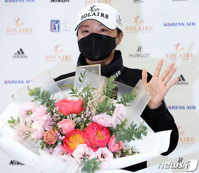 미국여자프로골프(LPGA) 2021시즌 최종전 CME 그룹 투어 챔피언십에서 우승을 차지한 고진영이 23일 오후 인천국제공항을 통해 귀국 후 취재진 앞에서 포즈를 취하고 있다. 2021.11.23/뉴스1 © News1 김진환 기자