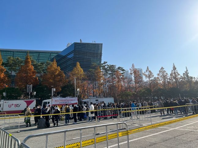 지난19일 지스타2021이 개최된 부산 해운대부 벡스코 전시장 앞에서 관람객들이 입장을 위해 줄을 서서 대기하고 있다.ⓒ데일리안 최은수 기자
