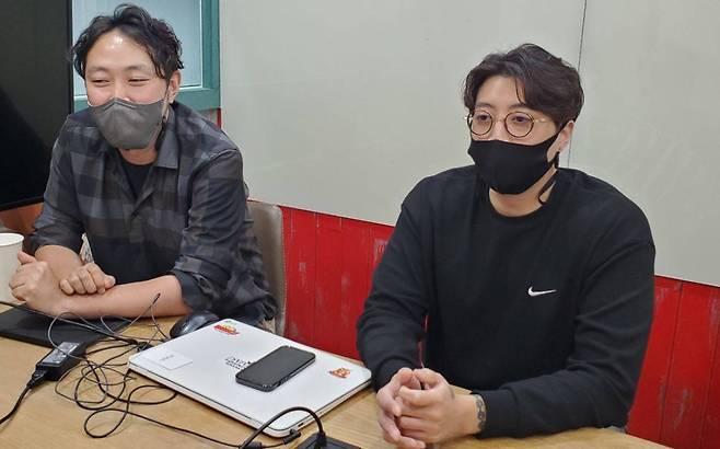 ‘스카이스크래퍼’에 대해 설명중인 황왕준 CD(좌)와 송광호 PD(우)