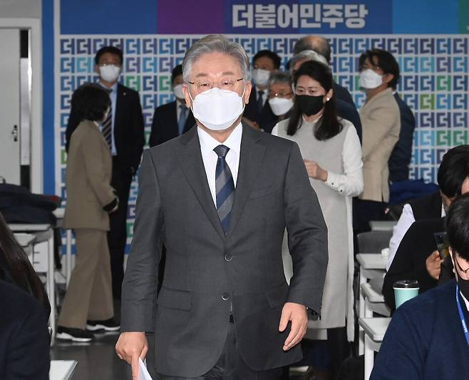 더불어민주당 이재명 대선 후보가 23일 오전 서울 여의도 중앙당사에서 \