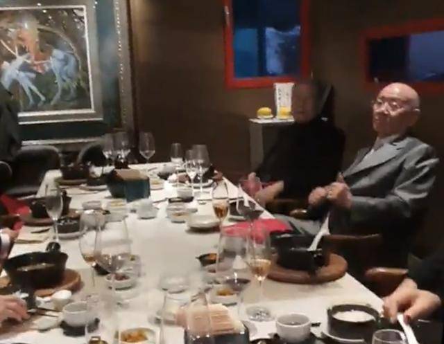 전두환 전 대통령이 12·12 군사반란을 일으킨 지 40년이 되는 날인 2019년 12월 12일 ,쿠데타에 가담했던 인물들과 서울 강남의 고급 음식점에서 기념 오찬을 즐기는 장면. 임한솔 정의당 부대표 제공