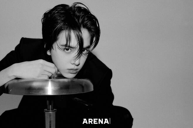 For the December issue of Arena Homme Plus, The Boyzs Younghoon stood alone in front of the camera.In this picture, Younghoon freely revealed a mysterious mood that seemed to be on the border between boy and adult.Two of The Boyzs four years of activity were forced to be shown as a non-adult performance due to fandemics.Younghoon said, On the stage without an audience, I felt like a robot.I know Im loved, but it was hard to feel it, he said, hoping that the stage where fans cheers were pouring back as soon as possible.I meet with Derby (fandom name) in almost two years about the Boyz concert to be held around December.If we face each other, we will be happy enough to make no speech. For Younghoon, who is building up his acting career, following the Love Revolution, and One the Woman, acting is becoming increasingly difficult. I have never thought Im used to acting.On stage, it is coolly put on the camera, dance and song are the first priority, but acting as an actor must be completely permeated into the role, so you need high concentration and deep character analysis.I have to try my best to go. I will be Kim Chang-wan on the second day of filming.The fact that he could appear in the work with the presidential boat was a dream, and the emotions were mixed, and I wanted to do better than to be depressed or smaller.I was stimulated a lot, he said, releasing a pleasant episode that took place during the filming of One the Woman.Younghoon of The Boyz said he wanted to be a wonderful person in an interview with Arena Homme Plus a year ago.When asked about who the nice person was, he replied, A man who is polite and does his best in a given job, but said, I want to remain a boy on the other hand.The Boyz Younghoons boldly drunk gestures and expressions were finished an hour earlier than expected.iMBC Photos Homme Plus