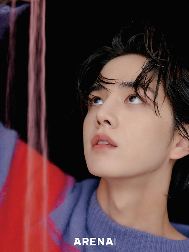 For the December issue of Arena Homme Plus, The Boyzs Younghoon stood alone in front of the camera.In this picture, Younghoon freely revealed a mysterious mood that seemed to be on the border between boy and adult.Two of The Boyzs four years of activity were forced to be shown as a non-adult performance due to fandemics.Younghoon said, On the stage without an audience, I felt like a robot.I know Im loved, but it was hard to feel it, he said, hoping that the stage where fans cheers were pouring back as soon as possible.I meet with Derby (fandom name) in almost two years about the Boyz concert to be held around December.If we face each other, we will be happy enough to make no speech. For Younghoon, who is building up his acting career, following the Love Revolution, and One the Woman, acting is becoming increasingly difficult. I have never thought Im used to acting.On stage, it is coolly put on the camera, dance and song are the first priority, but acting as an actor must be completely permeated into the role, so you need high concentration and deep character analysis.I have to try my best to go. I will be Kim Chang-wan on the second day of filming.The fact that he could appear in the work with the presidential boat was a dream, and the emotions were mixed, and I wanted to do better than to be depressed or smaller.I was stimulated a lot, he said, releasing a pleasant episode that took place during the filming of One the Woman.Younghoon of The Boyz said he wanted to be a wonderful person in an interview with Arena Homme Plus a year ago.When asked about who the nice person was, he replied, A man who is polite and does his best in a given job, but said, I want to remain a boy on the other hand.The Boyz Younghoons boldly drunk gestures and expressions were finished an hour earlier than expected.iMBC Photos Homme Plus