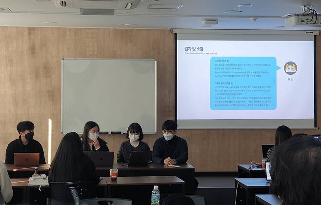 지난 5일 서울 강남구 데이원컴퍼니 네카라쿠배 프론트엔드 과정을 참관했다. 2기 수강생들이 조별 프로젝트를 발표하고 있다. 김정민 기자