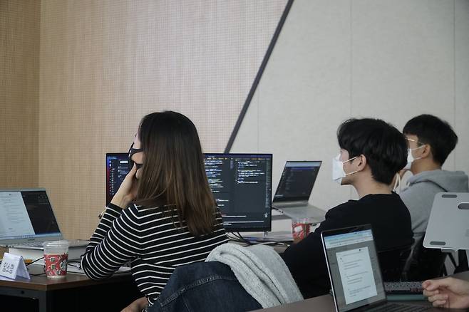 지난 5일 찾은 서울 강남구 데이원컴퍼니 네카라쿠배 프론트엔드 과정. 2기 수강생들이 발표 수업을 듣고 있다. 김정민 기자