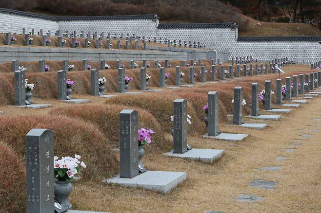 전두환씨가 사망한 23일 광주 국립5·18민주묘지 모습. 전씨는 생전 5·18민주화운동 무력진압에 대해 사과하지 않았다.  연합뉴스