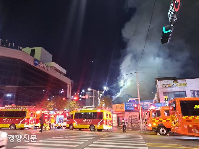 서울 중구 을지로3가 양미옥에서 화재가 발생해 소방당국이 진화를 하고 있다./ 강은 기자