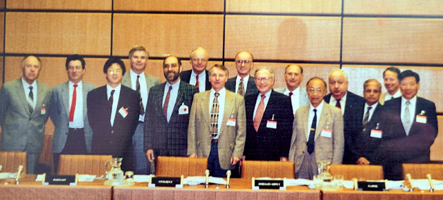 장순흥(왼쪽 세 번째) 한동대 총장이 1999년 오스트리아 빈 국제원자력기구(IAEA) 본부에서 열린 국제원자력안전자문단(INSAG) 회의에서 전문위원으로 참석했다.