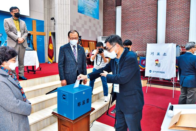 한국기독교교회협의회(NCCK)의 한 총대가 22일 서울 구세군영등포교회에서 열린 NCCK 70회 총회에서 이홍정 총무의 연임을 묻는 투표에 참여하고 있다. 신석현 인턴기자
