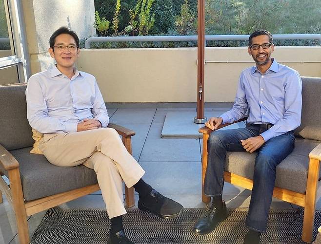 이재용 삼성전자 부회장(왼쪽)이 22일(현지시간) 미국 실리콘밸리에서 순다르 피차이 구글 CEO(최고경영자)를 만나고 있다. /사진제공=삼성전자
