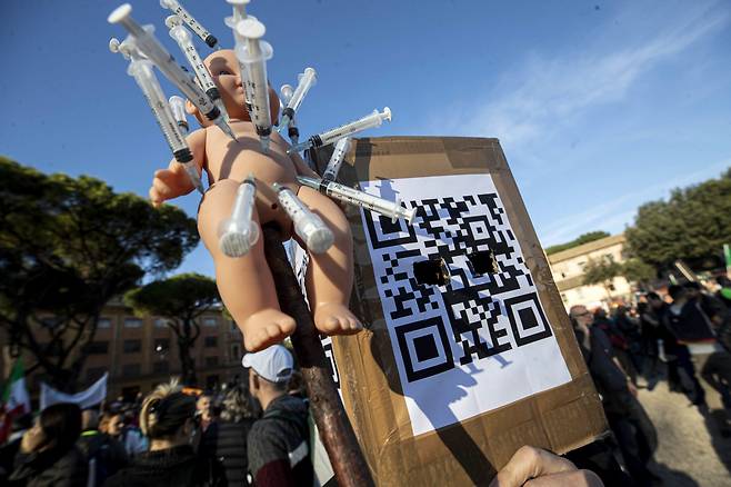 이탈리아 시민이 지난 20일(현지시간) 로마에서 ‘그린 패스(백신 패스·면역확인증)’ 도입 반대 시위에 참여하고 있다. [EPA]