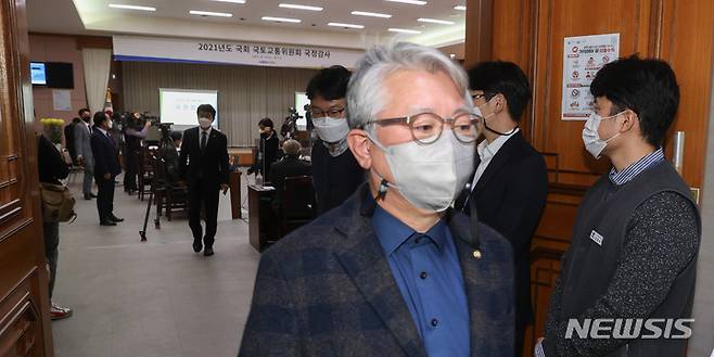 [수원=뉴시스] 국회사진기자단 =지난 20일 경기 수원 경기도청에서 열린 국토교통위원회의 경기도에 대한 국정감사장에서 송석준 국민의힘 의원이 '대장동 개발을 공공의 탈을 쓴 개발'이라고 주장하며 양의 탈을 쓴 강아지 인형을 꺼내자 조응천 감사반장이 여야 합의에 어긋난다며 정회 선포 후 감사장을 나가고 있다. 2021.10.20. photo@newsis.com