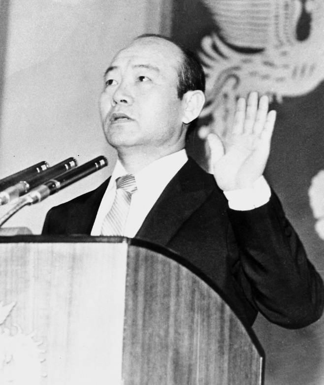 제11·12대 대통령을 지낸 전두환 전 대통령이 23일 별세했다. 사진은 1980년 9월 1일 서울 잠실 실내체육관에서 열린 제11대 대통령 취임식에서 선서하고 있는 전두환 전 대통령 모습.&nbsp; &nbsp;연합뉴스