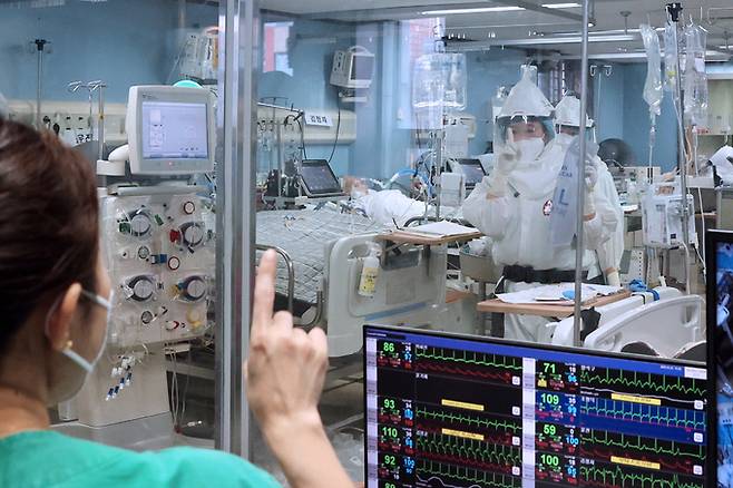 23일 코로나19 거점전담병원인 평택 박애병원의 중환자실에서 의료진이 진료를 하고 있다. 연합뉴스