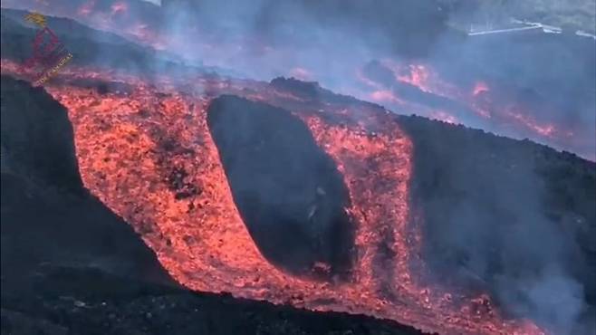 지난 22일 쿰브레 비에하 화산에서 흘러나온 용암의 모습. 사진=로이터 연합뉴스