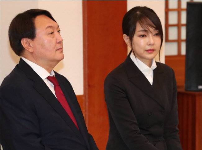 2019년 7월 25일 윤석열 당시 신임 검찰총장이 청와대 본관 충무실에서 열린 임명장 수여식에 참석해 문재인 대통령을 기다리고 있다. 오른쪽은 부인 김건희 씨. [청와대사진기자단]