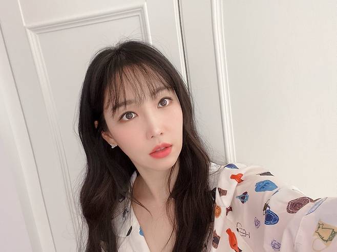 Lee Yoo-ri posted a picture on his instagram on the 23rd with a hashtag called #Lee Yoo-ri #LeeYuri # # LeeYoori #.Lee Yoo-ri, who is in the public photo, is taking a self-portrait staring at the camera. Lee Yoo-ri, who completed a lovely house cock fashion with glasses and pajamas, attracts attention.Lee Yoo-ri boasted a distinct features and a lovely vibe.Meanwhile, Lee Yoo-ri marriages a 12-year-old pastor in 2010.Photo: Lee Yoo-ri Instagram