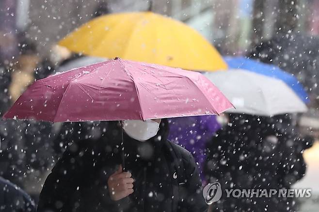 전국 곳곳 눈·비…서울 최저 영하 3도 [연합뉴스 자료사진]