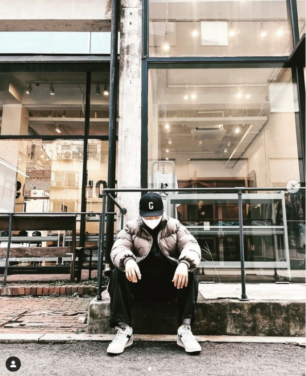 Jun Hyun-moo, Broadcaster from the Announcer, told her daily life.Jun Hyun-moo posted two photos on his instagram on the 23rd with an article entitled New 001 # Jun Hyun-moo #ootd.In the open photo, Jun Hyun-moo wrote a snapback and took a peak of hip-hop charm while chic.Meanwhile, Jun Hyun-moo is appearing in various programs such as I live alone, Pungryu captain - war of hip singers, Korea Idea League, Crops over the line: Master-X.Photo: Jun Hyun-moo SNS