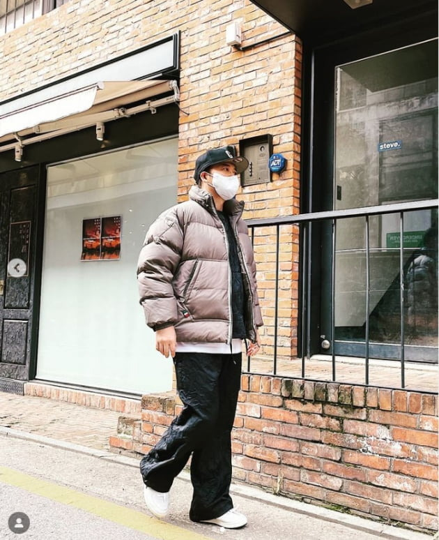 Jun Hyun-moo, Broadcaster from the Announcer, told her daily life.Jun Hyun-moo posted two photos on his instagram on the 23rd with an article entitled New 001 # Jun Hyun-moo #ootd.In the open photo, Jun Hyun-moo wrote a snapback and took a peak of hip-hop charm while chic.Meanwhile, Jun Hyun-moo is appearing in various programs such as I live alone, Pungryu captain - war of hip singers, Korea Idea League, Crops over the line: Master-X.Photo: Jun Hyun-moo SNS