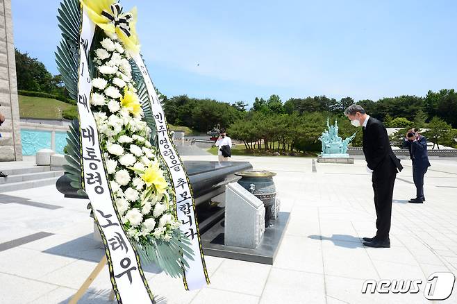 노태우씨의 장남 재헌씨가  지난 2020년 5월 29일 오전 광주 북구 국립 5·18민주묘지를 참배하고 있다. 노씨는 '5·18 민주영령을 추모합니다'라고 적힌 화환을 아들을 통해 보냈다. 2020.5.29/뉴스1 © News1