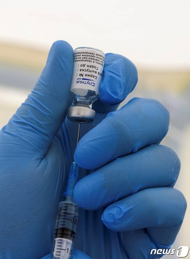한 의료 종사자가 모스크바의 예방접종 센터에서 주사기에 스푸트니크 백신을 채우고 있다. © 로이터=뉴스1 © News1 금준혁 기자