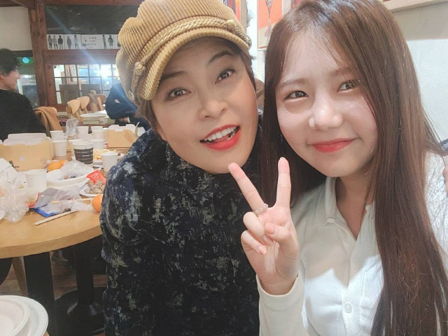 Gag Woman Jo Hye-ryun left a certification shot with singer Send your craftJo Hye-ryun said on his SNS on the 24th, I met Send your craft.Haye Yang, famous for the song Nissot and drama ost ~ The real song is so good, bright and pretty ~ I praise you for how good you are in your faith life.I always support the bright haye ~ ~ and posted a picture.Jo Hye-ryun in the photo is close to Send your craft and leaving a certification shot.Especially, the netizens responded to the two authentication shots such as It is like a mother and daughter, Send your craft face is really small, What happened?Meanwhile, Jo Hye-ryun is currently appearing on SBS entertainment program Shooting Girls 2.