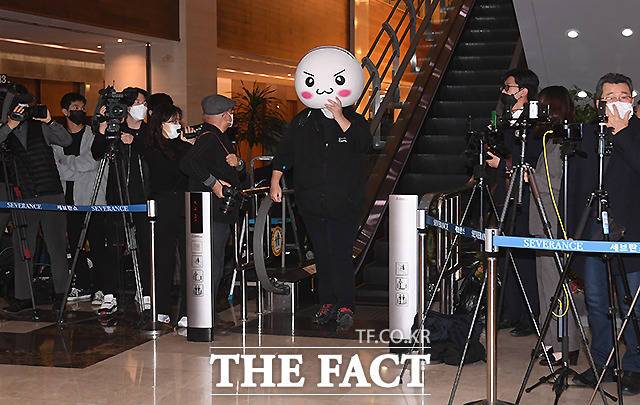 대한민국 제11대, 12대 대통령을 역임했던 전두환 씨의 빈소 조문 이틀째인 24일 일베캐릭터 '베충이' 탈을 쓴 남성이 서울 서대문구 세브란스병원 신촌장례식장에 마련된 고인의 빈소를 찾아 조문하고 있다. /이새롬 기자