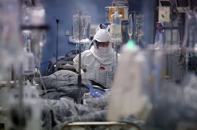 24일 코로나19 거점전담병원인 평택 박애병원의 중환자실에서 의료진이 진료를 하고 있다. /연합뉴스