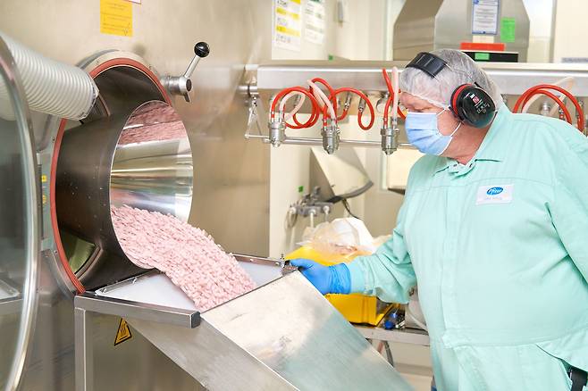 독일 남서부 프라이부르크에서 미국 제약사 화이자가 개발한 코로나 치료제인 '팍스로비드'가 생산되는 모습/로이터 연합뉴스