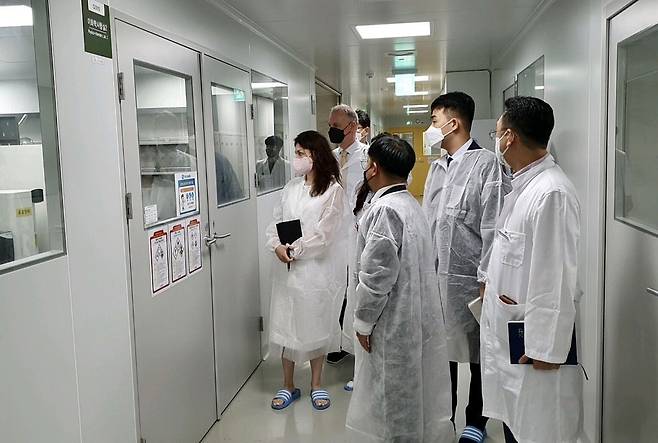 러시아가 개발한 코로나19 스푸트니크 백신 위탁생산과 관련해 러시아당국 관계자들이 시설을 둘러보고 있다/휴온스글로벌 제공