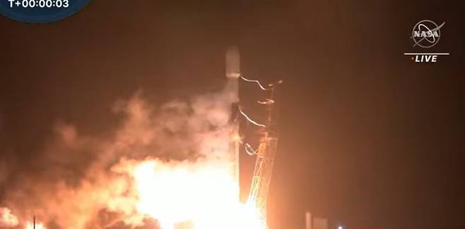 미항공우주국이 24일(한국시간) 오후 3시 21분경 지구 위협 소행성과 충돌하는 우주선 '다트'를 발사했다. NASA 라이브 캡처.