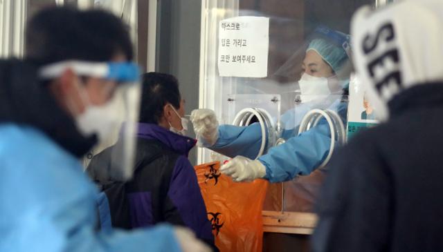 시민들이 23일 서울역 광장 임시선별검사소에서 코로나19 검사를 받고 있다. 뉴스1