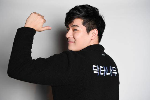 한국일보에서 만난 장지호 닥터나우 대표가 회사 옷에 붙어있는 로고를 가리키고 있다. 그는 의대에 다니던 중 원격진료 도입을 위해 스타트업 닥터나우를 창업했다. 한지은 인턴기자