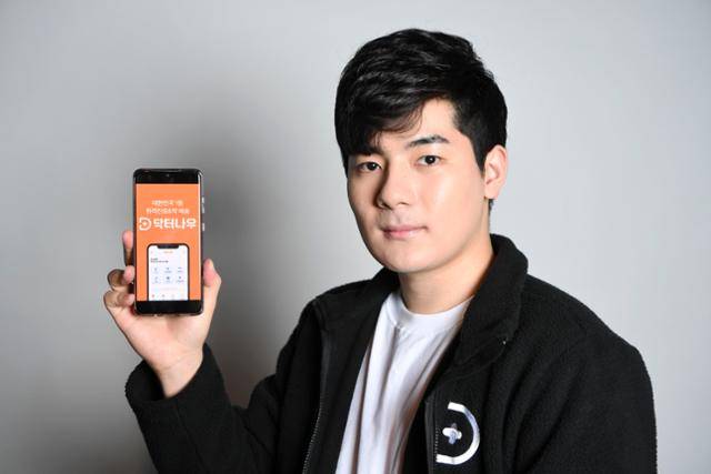 장지호 대표가 원격진료용 앱을 들어 보이고 있다. 그는 정부, 의료계와 협의를 통해 불투명한 원격진료 상황을 타개하려고 원격의료산업협의회를 만들었다. 한지은 인턴기자