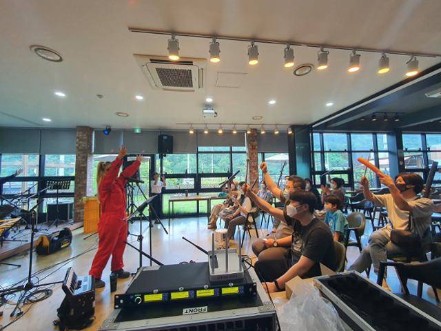 6월 예술단체 훌라가 '직장 문화배달' 행사를 위해 대구의 협동조합농부장터를 찾아 근로자들에게 공연을 선보이고 있다. '직장 문화배달'은 문화예술 향유 기회가 적었던 산업·공업단지의 근로자들을 위한 '문화가 있는 날' 행사다. 지역문화진흥원 제공